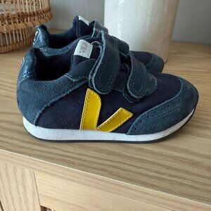 Veja toddler trainers shoes in GUC